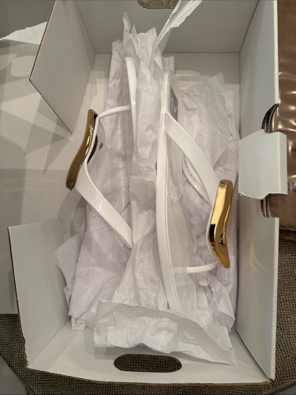 NIB~NWT DV by Dolce Vita JAMESON White Thong Sandals with Gold Medallion Accent - Picture 9 of 10